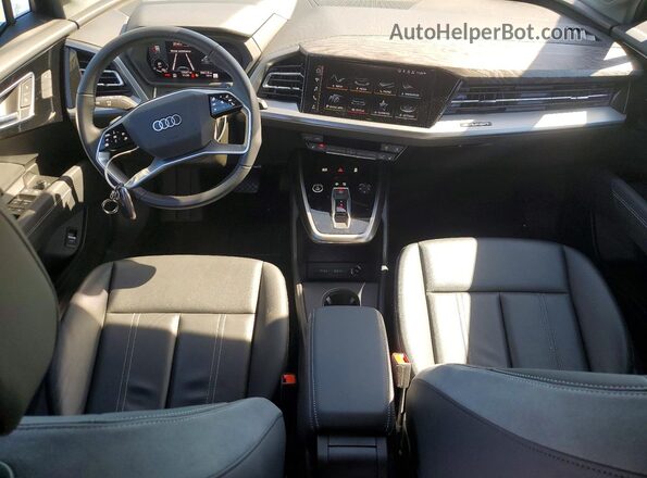 WA1MUBFZ8RP048027 2024 AUDI Q4 Black Vista del salpicadero