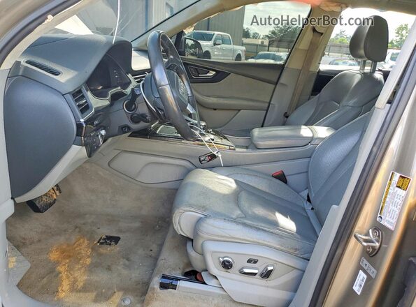 WA1VAAF70HD019059 2017 AUDI Q7 Желто-коричневый Вид салона спереди