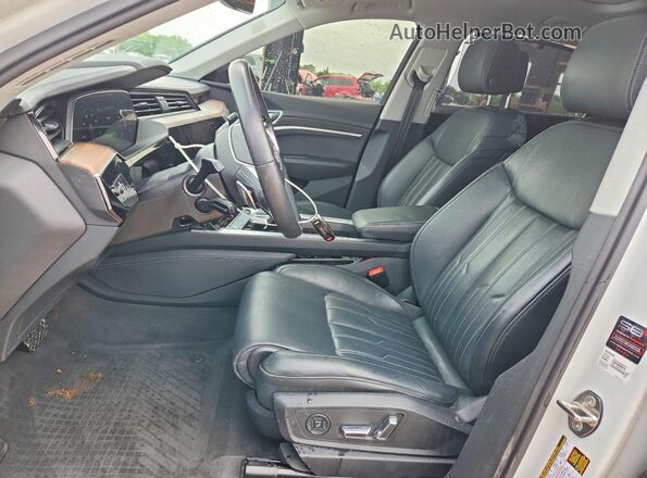 WA1VAAGE7KB022699 2019 AUDI E-TRON White Vista interior delantera