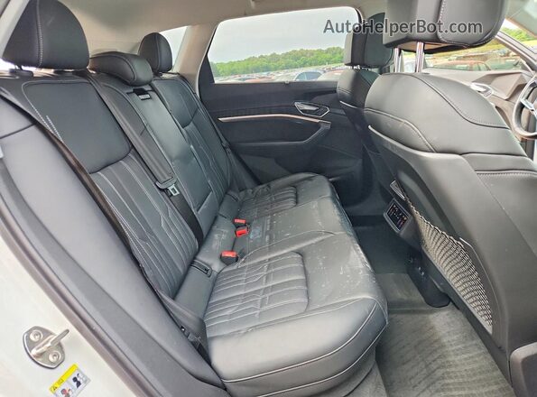 WA1VAAGE7KB022699 2019 AUDI E-TRON White Vista interior trasera