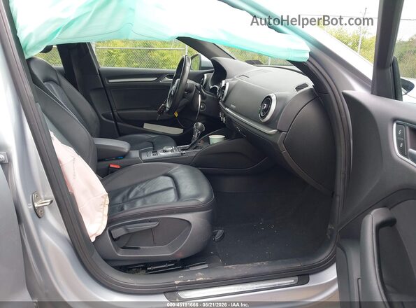 WAUB8GFFXH1047478 2017 AUDI A3 Silver Вид салону спереду