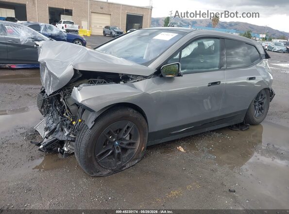 WB523CF03PCM19294 2023 BMW IX Серый Передняя левая четверть