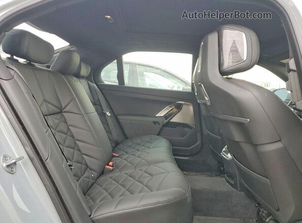WBA33EH00SCV21692 2025 BMW 7 SERIES Turquoise Вид задніх сидінь