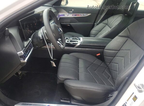 WBA33EJ01TCW60211 2026 BMW 7 SERIES White Вид салону спереду