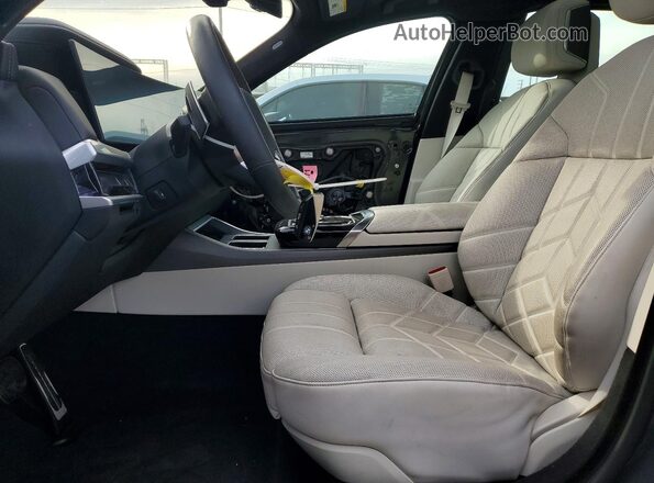 WBA33EJ04RCS19052 2024 BMW 7 SERIES Серый Вид салона спереди