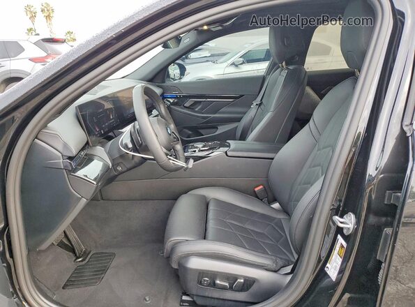 WBA43FJ05RCS86883 2024 BMW 5 SERIES Черный Вид салона спереди