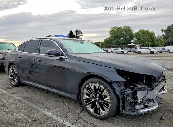 WBA43FJ05RCS86883 2024 BMW 5 SERIES Черный Передняя правая четверть