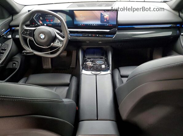 WBA43FJ05RCS86883 2024 BMW 5 SERIES Черный Вид панели приборов