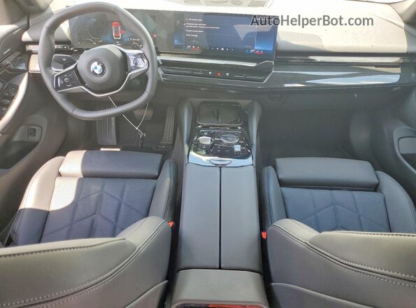 WBA43FJ06TCW26775 2026 BMW 5 SERIES White Vista del salpicadero