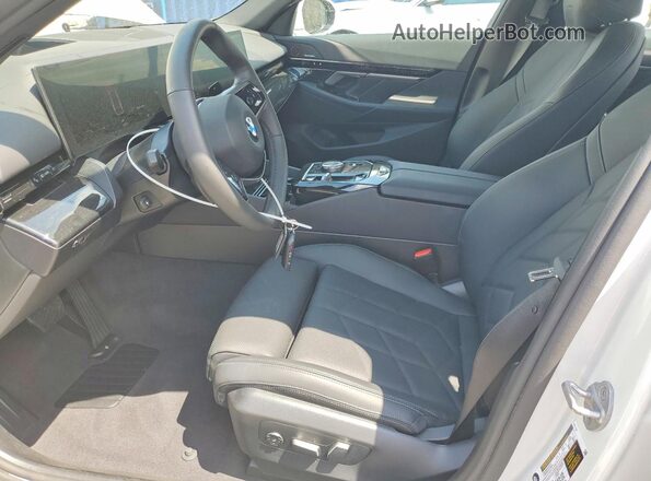 WBA43FJ06TCW26775 2026 BMW 5 SERIES White Vista interior delantera