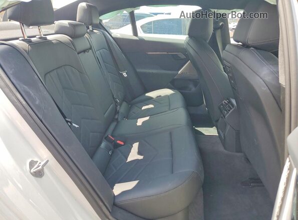 WBA43FJ06TCW26775 2026 BMW 5 SERIES White Vista de los asientos traseros