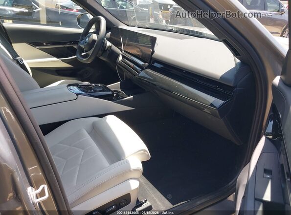 WBA43FJ07RCR24518 2024 BMW 5 SERIES Silver წინა სალონის ხედი