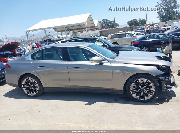 WBA43FJ07RCR24518 2024 BMW 5 SERIES Silver სალონის 360-გრადუსიანი ხედი