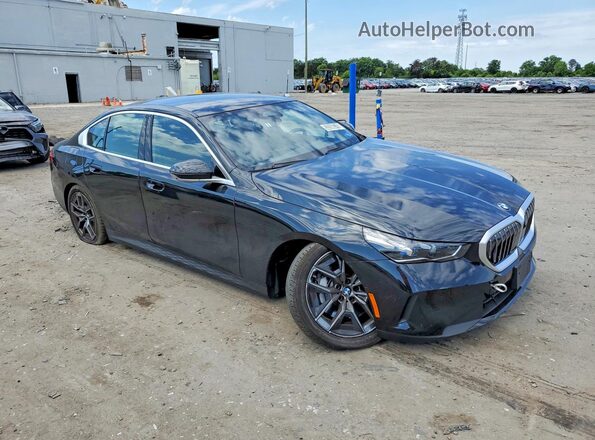 WBA53FJ04TCX42366 2026 BMW 5 SERIES Черный Передняя правая четверть
