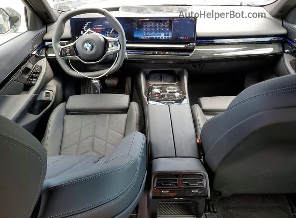 WBA53FJ04TCX42366 2026 BMW 5 SERIES Черный Вид панели приборов