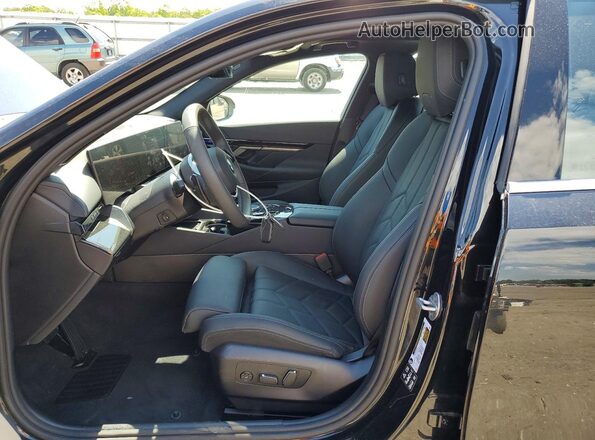 WBA53FJ04TCX42366 2026 BMW 5 SERIES Черный Вид салона спереди
