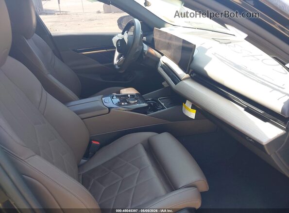 WBA53FJ06RCR17256 2024 BMW 5 SERIES Черный Вид салона спереди