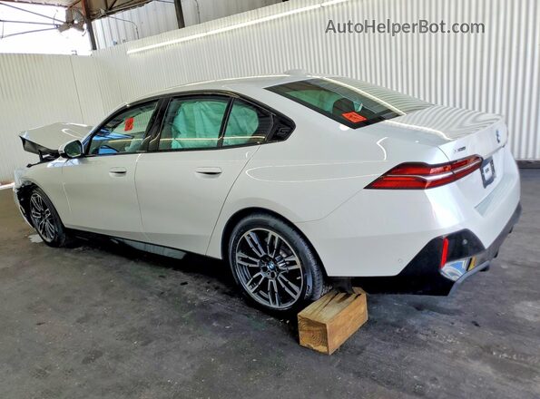 WBA53FJ0XTCX57115 2026 BMW 5 SERIES White Trasero izquierdo
