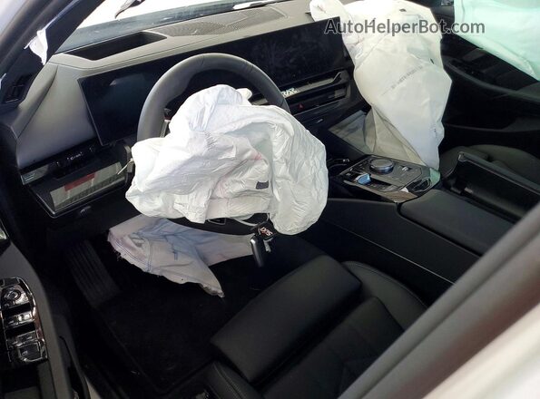 WBA53FJ0XTCX57115 2026 BMW 5 SERIES White Vista del salpicadero