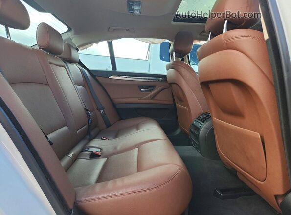 WBA5A7C5XGG643621 2016 BMW 5 SERIES White Vista de los asientos traseros