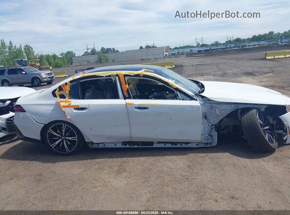 WBA63FJ01TCV47667 2026 BMW 5 SERIES White Widok wnętrza z tyłu