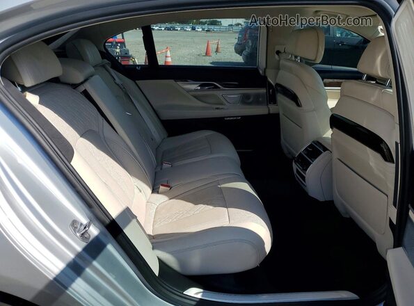 WBA7F0C52HGM21173 2017 BMW 7 SERIES Silver Widok tylnych siedzeń