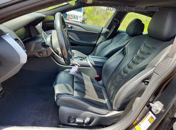 WBAGV8C04RCN36016 2024 BMW M8 Black Vista interior delantera