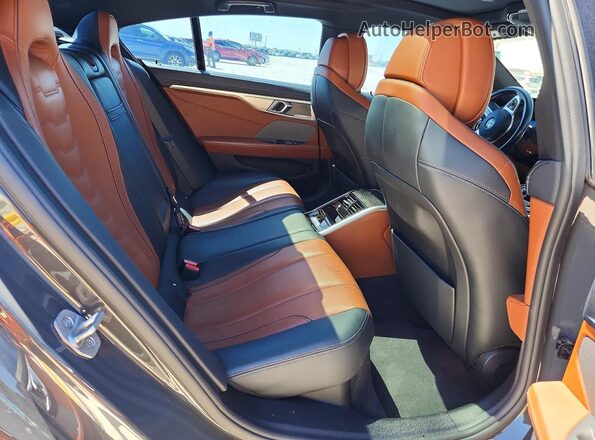 WBAGV8C0XNCJ50825 2022 BMW M8 Коричневый Вид задних сидений