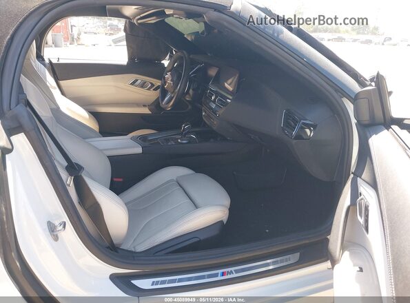 WBAHF3C03RWY33832 2024 BMW Z4 White Вид салону спереду