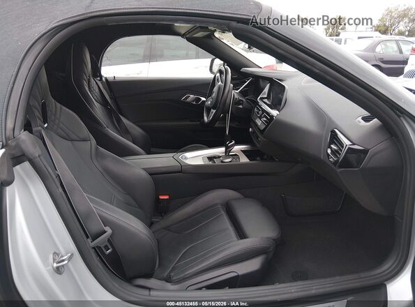 WBAHF9C02MWX29831 2021 BMW Z4 Silver Вид салону спереду