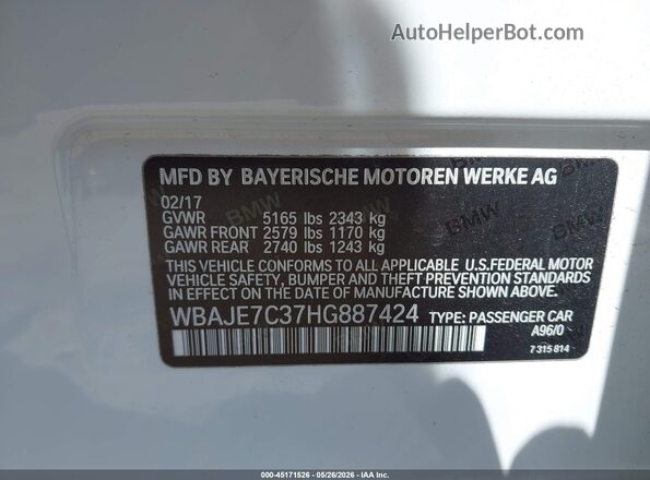 WBAJE7C37HG887424 2017 BMW 5 SERIES White Vista del compartimento del motor