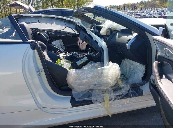WBSDZ0C00PCL65637 2023 BMW M8 White Widok wnętrza z przodu