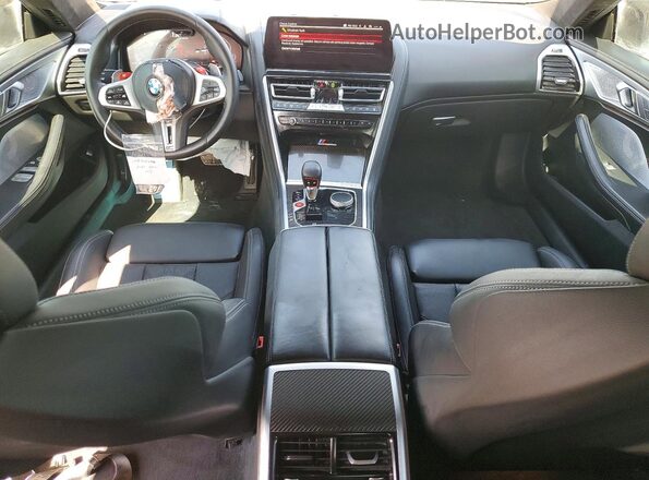 WBSGV0C06SCT93976 2025 BMW M8 Gray Vista del salpicadero
