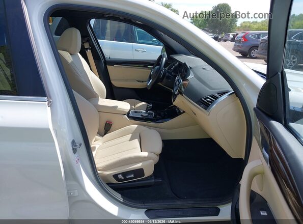 WBX57DP09NN147865 2022 BMW X3 White Widok wnętrza z przodu