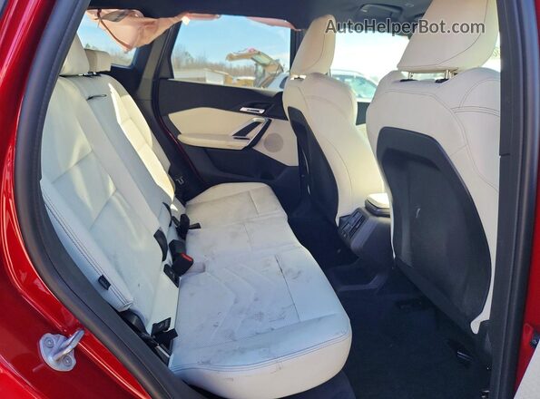 WBX73EF06T5481392 2026 BMW X1 Красный Вид задней части салона