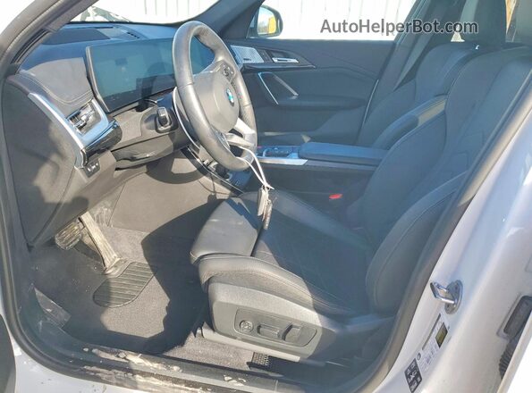 WBX73EF09R5Z44005 2024 BMW X1 White Widok wnętrza z przodu