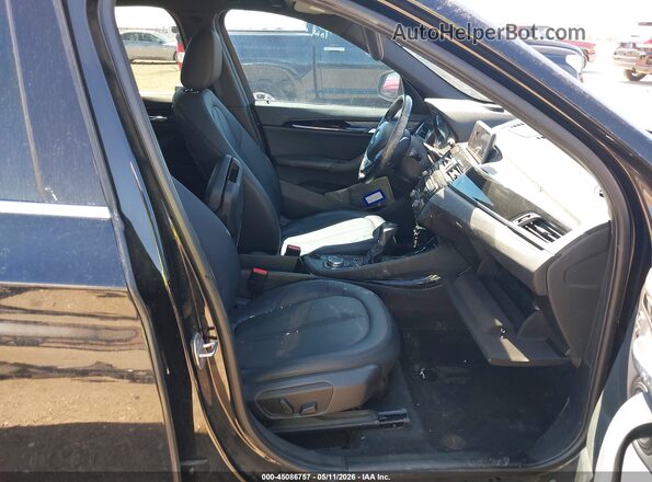 WBXHT3C30GP886455 2016 BMW X1 Черный Вид салона спереди