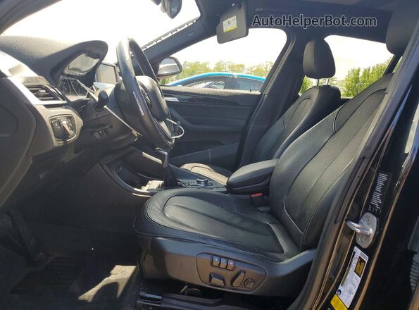 WBXHT3C32H5F72788 2017 BMW X1 Black წინა სალონის ხედი