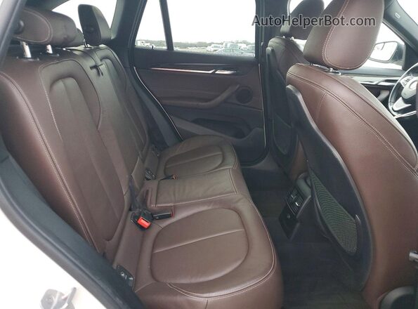 WBXHT3C33J5F91131 2018 BMW X1 White Vista interior trasera