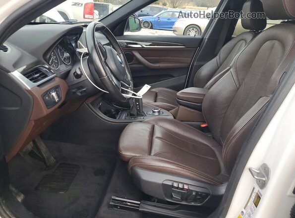 WBXHT3C33J5F91131 2018 BMW X1 White Vista interior delantera