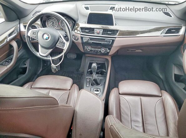 WBXHT3C33J5F91131 2018 BMW X1 White Vista del salpicadero
