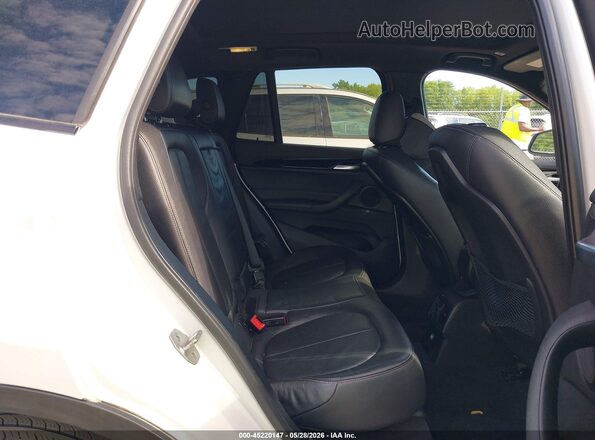 WBXHT3C33J5K25134 2018 BMW X1 White VIN კოდის სტიკერის ხედი