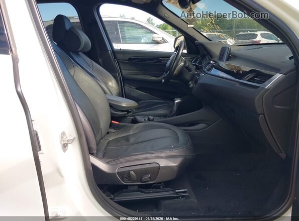 WBXHT3C33J5K25134 2018 BMW X1 White წინა სალონის ხედი