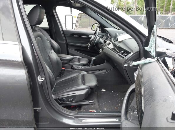 WBXHT3C33J5K27627 2018 BMW X1 Gray Widok wnętrza z przodu