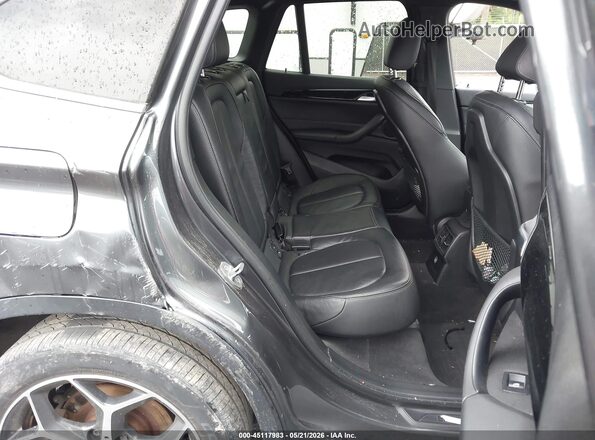 WBXHT3C33J5K27627 2018 BMW X1 Gray Widok naklejki z numerem VIN