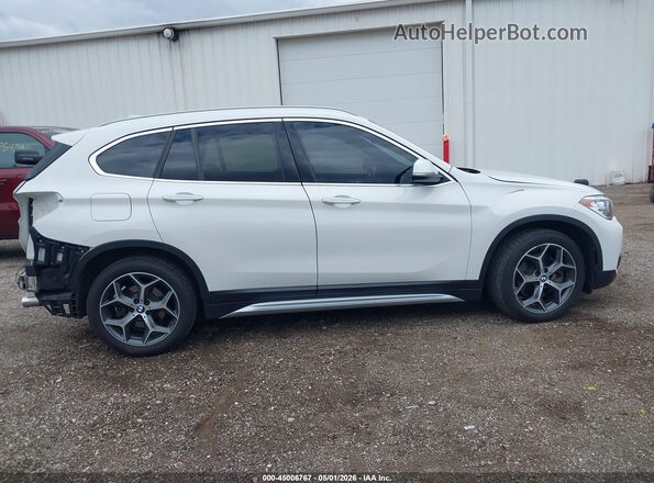 WBXHT3C33J5L27601 2018 BMW X1 White 360 interior view