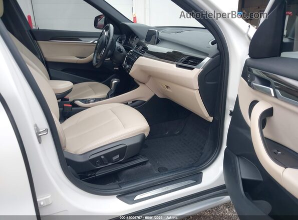 WBXHT3C33J5L27601 2018 BMW X1 White Front interior view