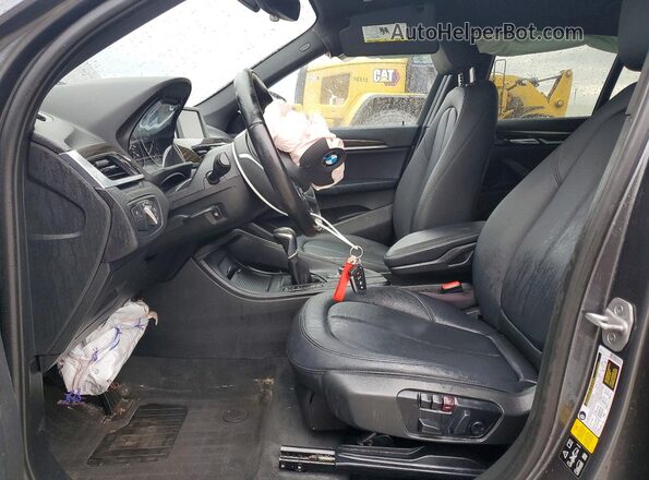 WBXHT3C34H5F85185 2017 BMW X1 Gray Front interior view