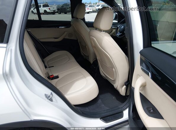 WBXHT3C34J5K22713 2018 BMW X1 White Widok naklejki z numerem VIN