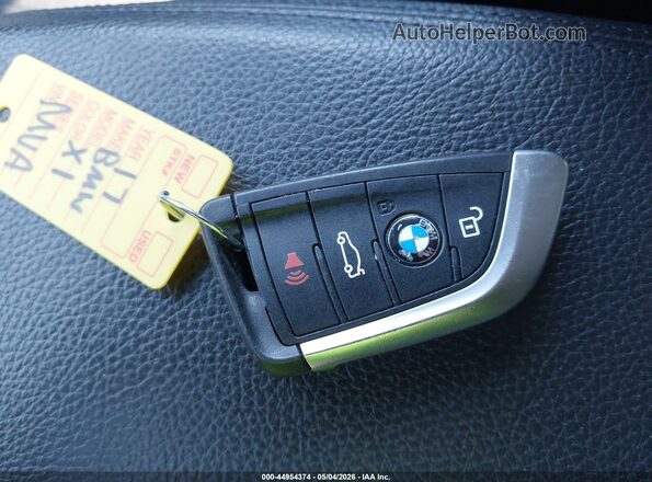WBXHT3C35H5F81047 2017 BMW X1 Gray Dashboard view
